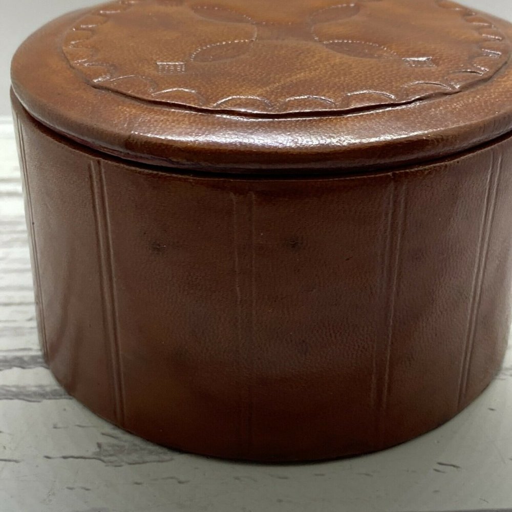 Vintage Hand Tooled Leather Round Trinket Box w/Lid ~ 4-1Diameter, Top & Bottom. - Picture 3 of 7